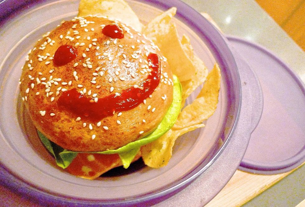 Use as a lunch pack. Garnish "smiley face" tomato ketchup on the top of the soft bun which double up as a dipping. Place the burger in an airtight collapsible container together with potato crisps.
