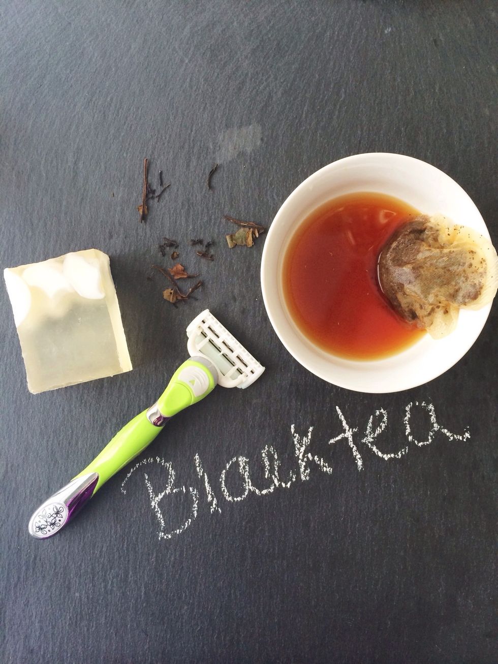 Use black tea to soothe skin after shaving and help the overall appearance of razor burn. Soak a teabag in water and rub over the affected skin.