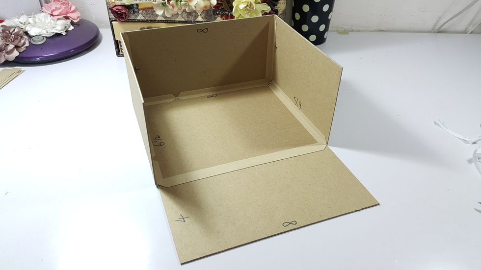 Use connecting strips to form the playhouse, left one side to be the front as shown.