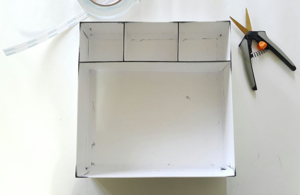 Use connection strips to secure the dividers, 1pc chipboard with 9 \u00bd\u201d x 2 \u00bd\u201d and 2pcs of 2 \u00bd\u201d x 2 \u00bd\u201d, the two small chipboard should be placed at 3\u201d from the sides. (Don't care the black color here)
