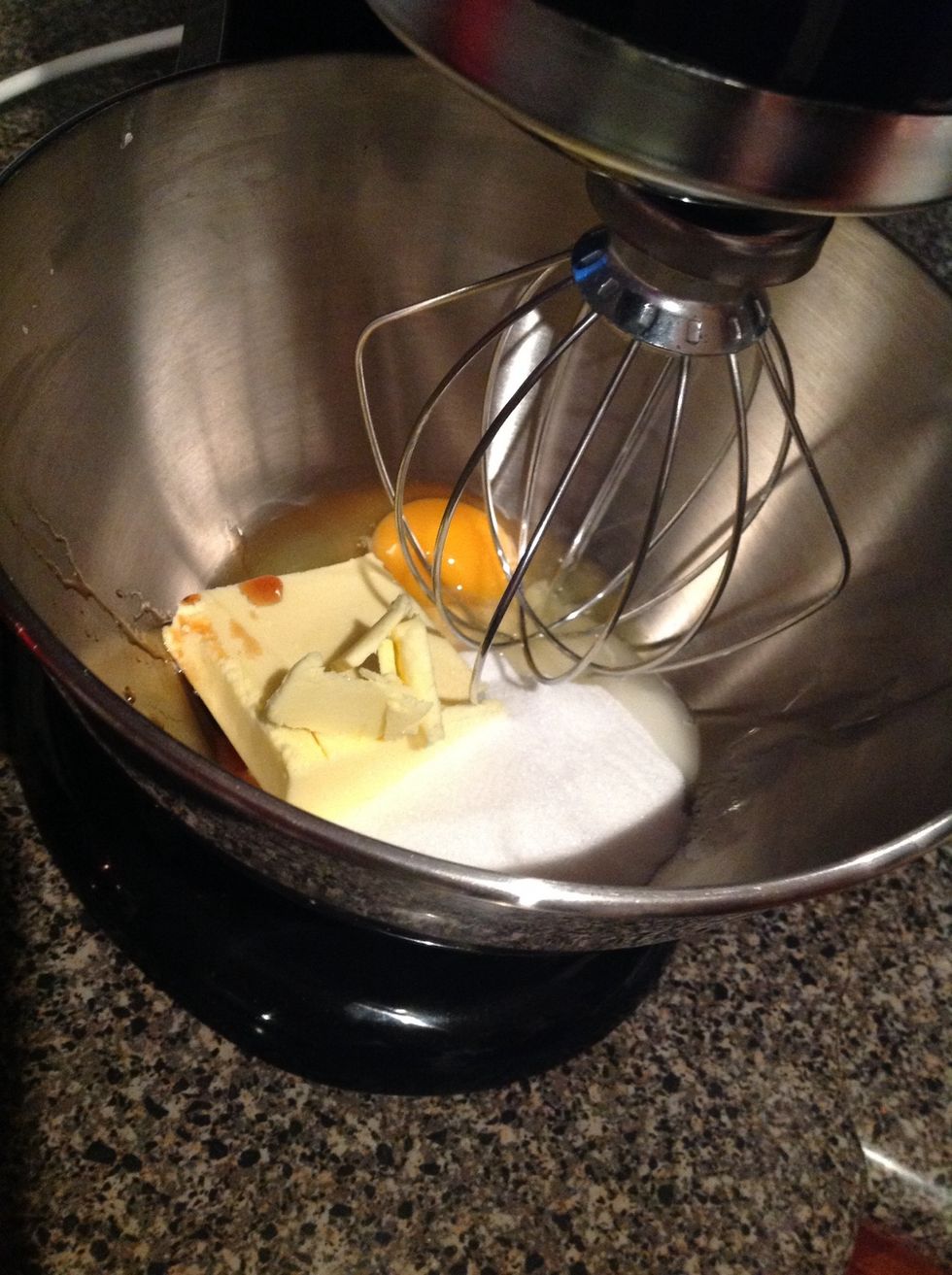 Use Electric Mixer and mix the butter, sugar, egg and vanilla extract together. Mix for 2 mins or until combined