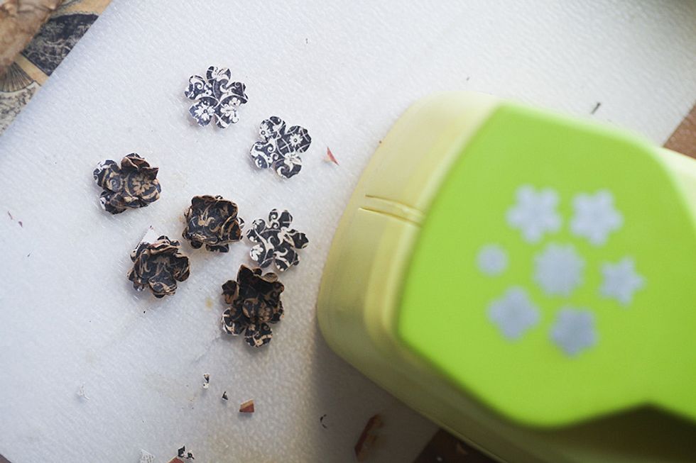 Use flowers of different sizes in the composition. It's ok if you don't have small flowers in your stash, you can make them of the paper scraps with the help of scissors or punch.