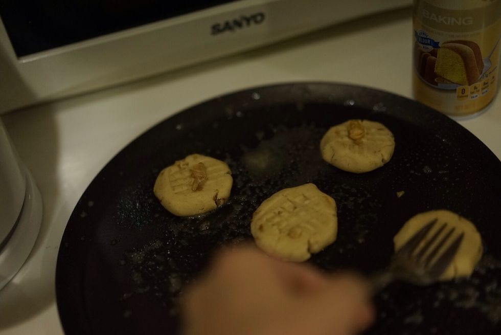 Use fork to make pattern on the cookies.