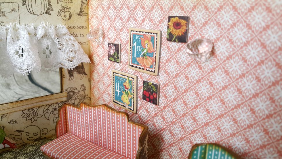 Use Graphic 45 chipboard elements as picture frame on the wall, I added here two beads as wall lamps.