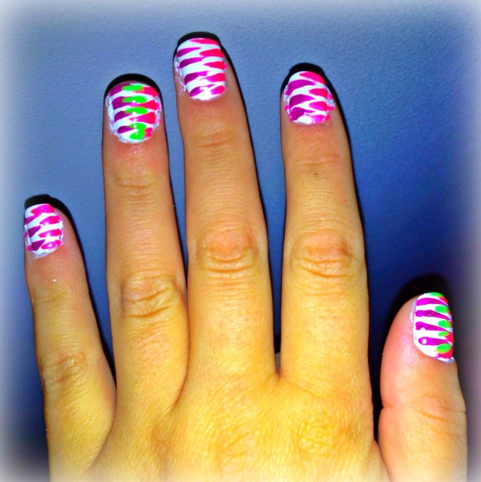 Use green striper to add an accent stripes in the middle of nail. May apply to all or some nails.