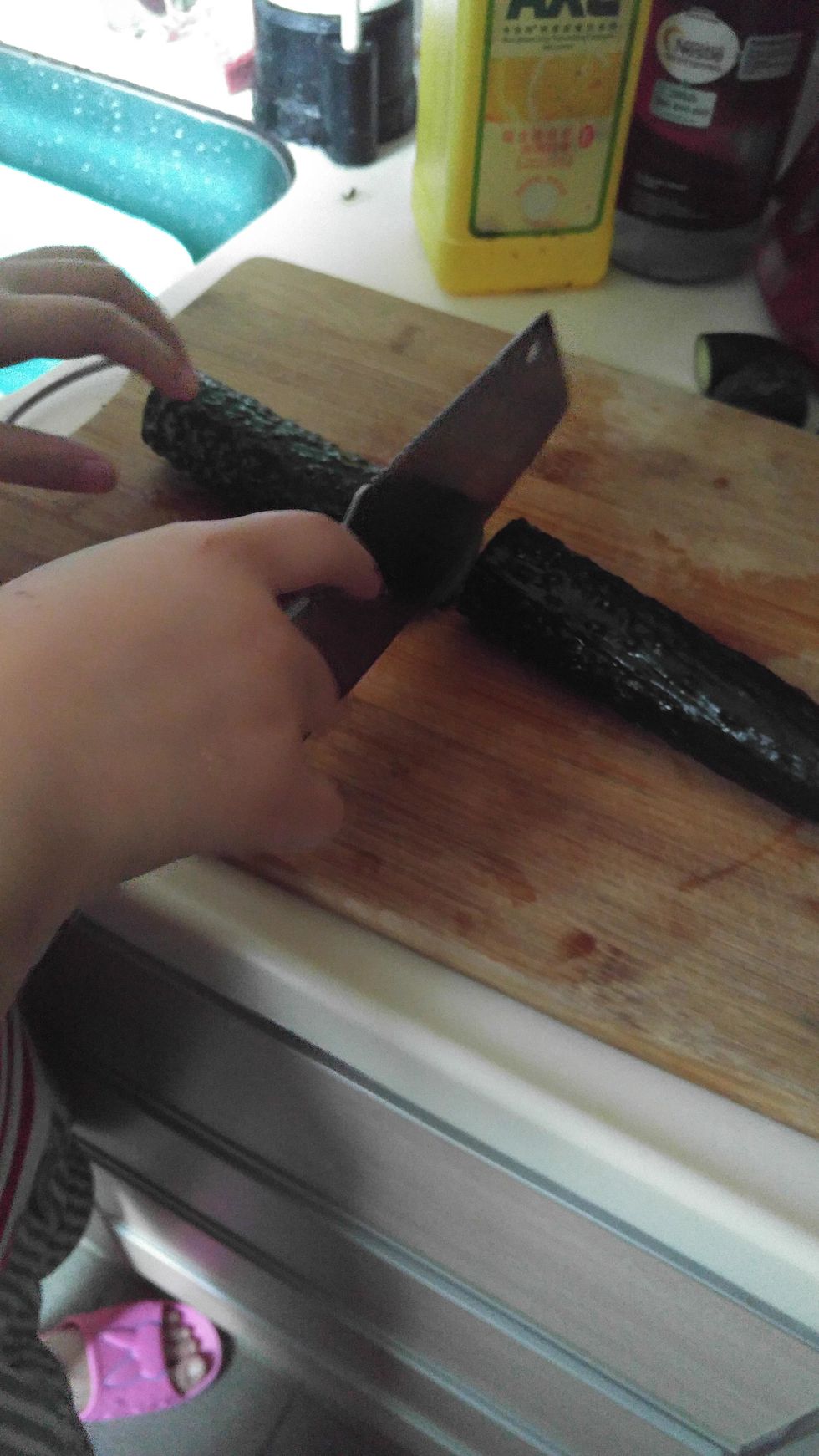 Use knife to cut the cucunber.