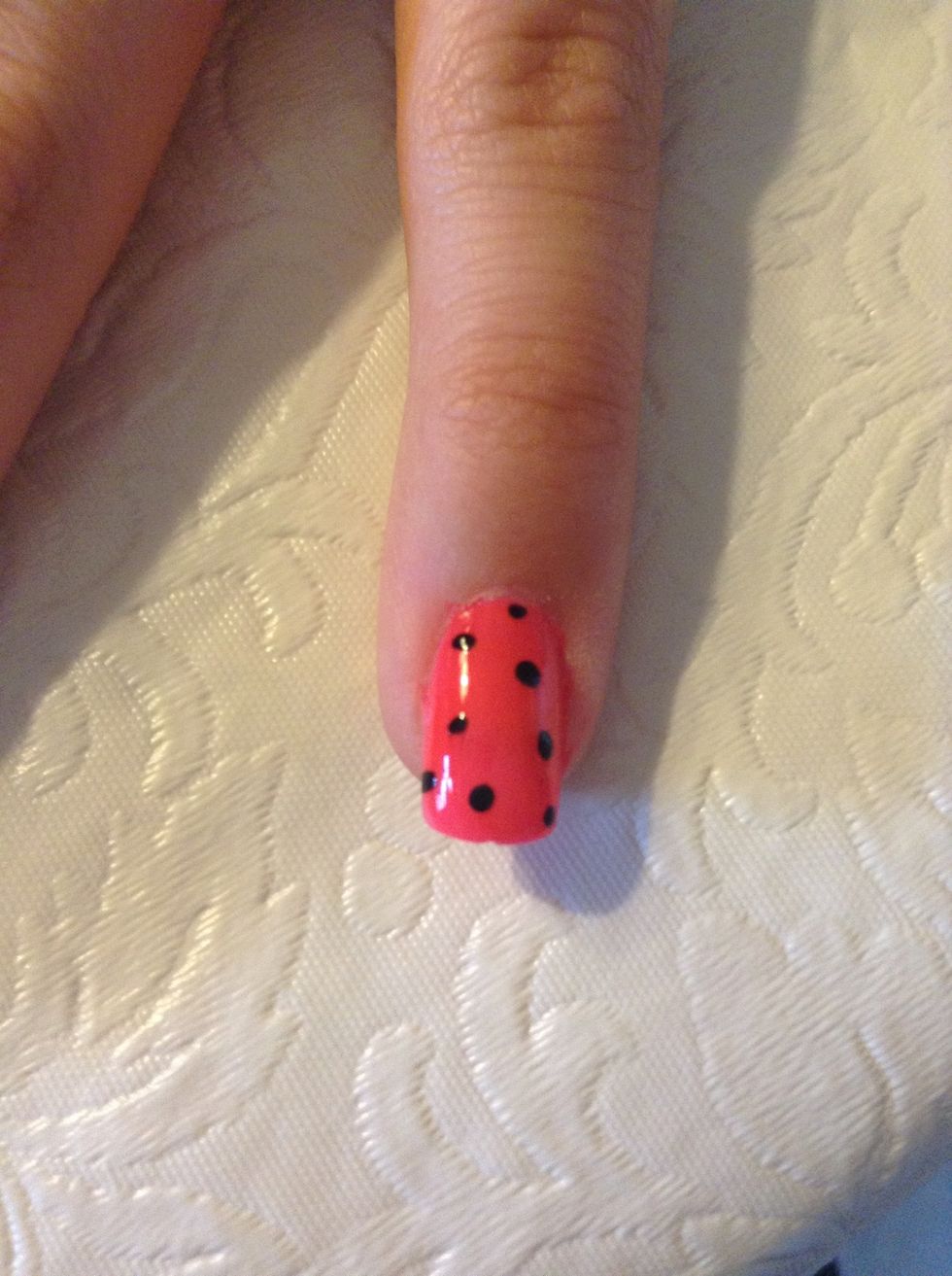 Use nail pen to polka dot the pinkie finger.