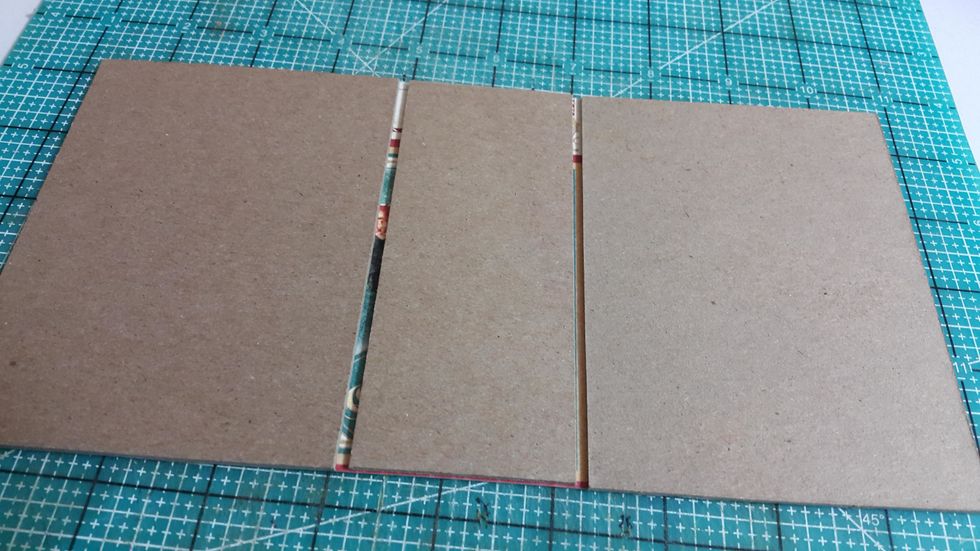 Use paper to connect the chipboard pieces, remember to left a gab for easy folding