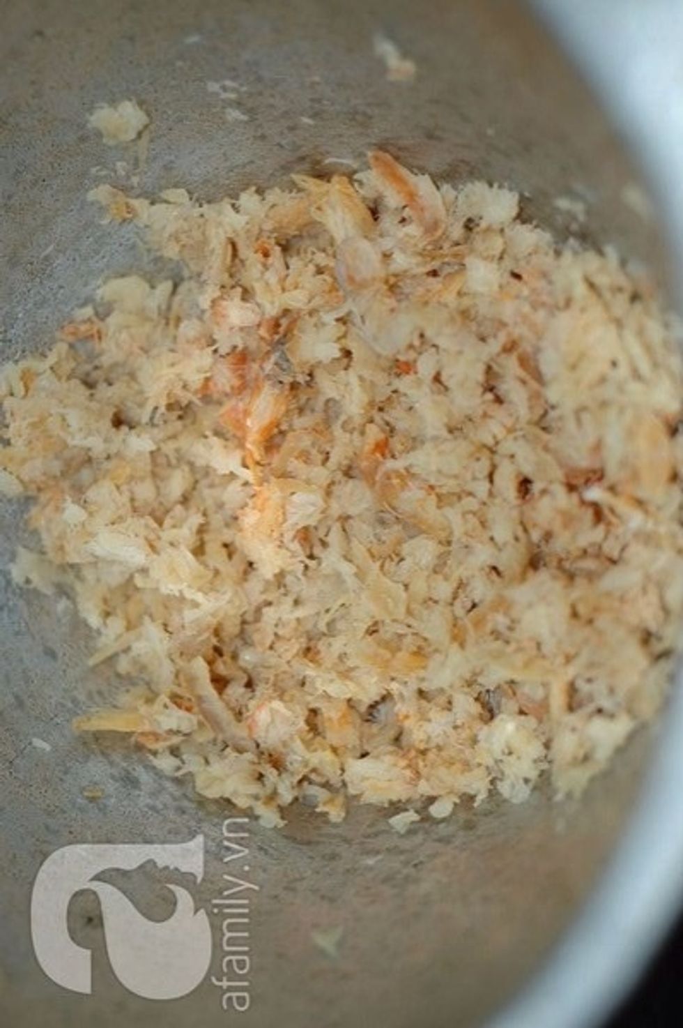 Use pestle to pound shrimp. Keep the soaked water.