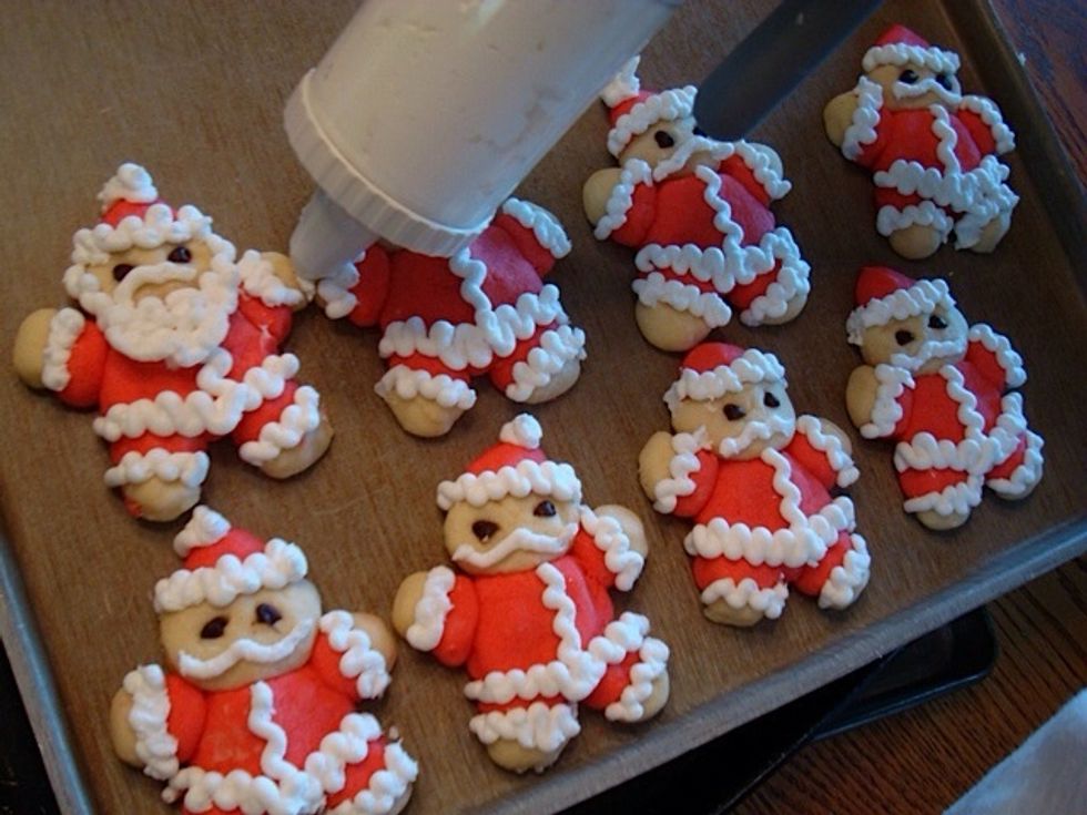 Use plain tip to pipe hat, cuffs, down jacket front & bottom. Use star tip to pipe beard and hat Pom Pom.