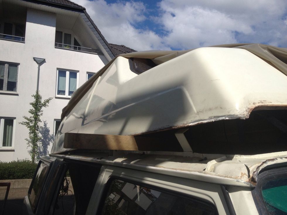 Use roof battens to kere the roof in an uplift position. Be careful not to damage it, especially the part that was glued to the car.