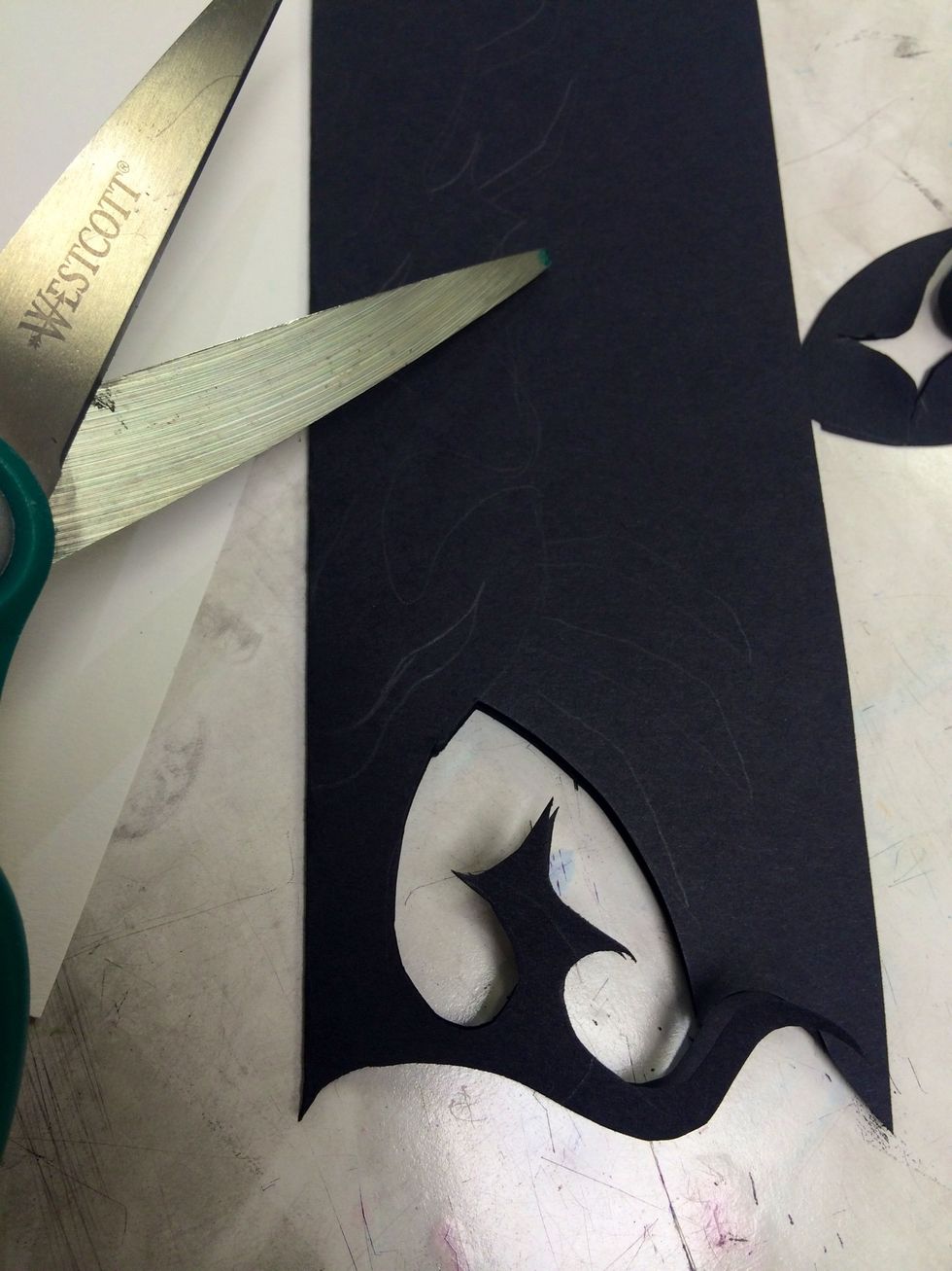 Use scissors to cut the line.