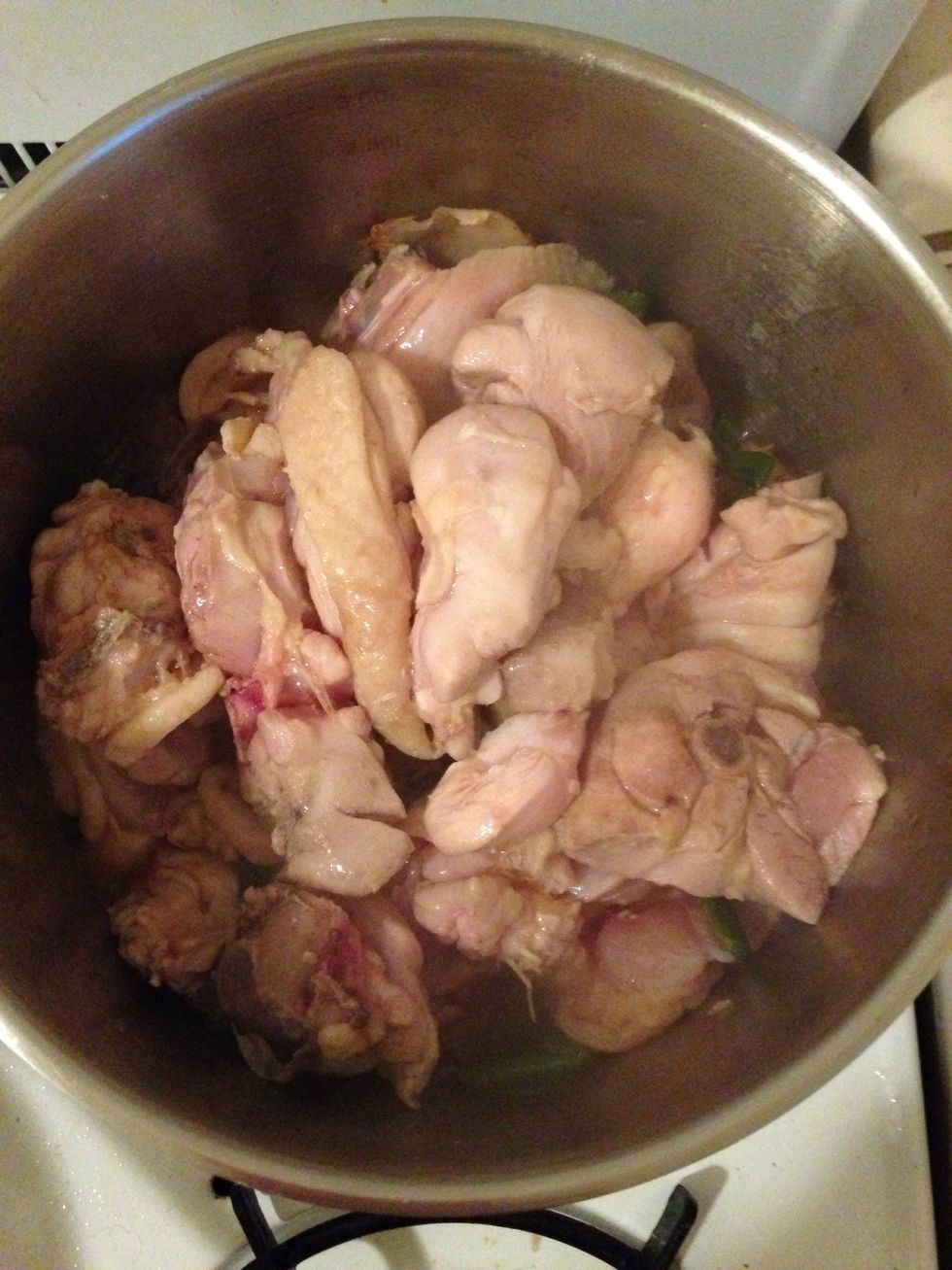 * use sesame oil to stir fry sliced ginger until it turn brown. Next, add green onion and chicken and stir fry them until they turn gold. Your kitchen will fill up the smell of sesame.