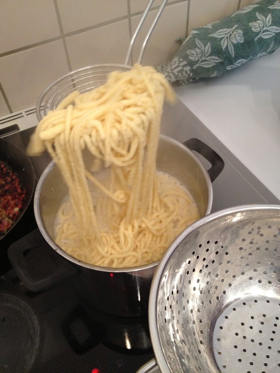 use skimmer to get sp\u00e4tzle out of boiling water