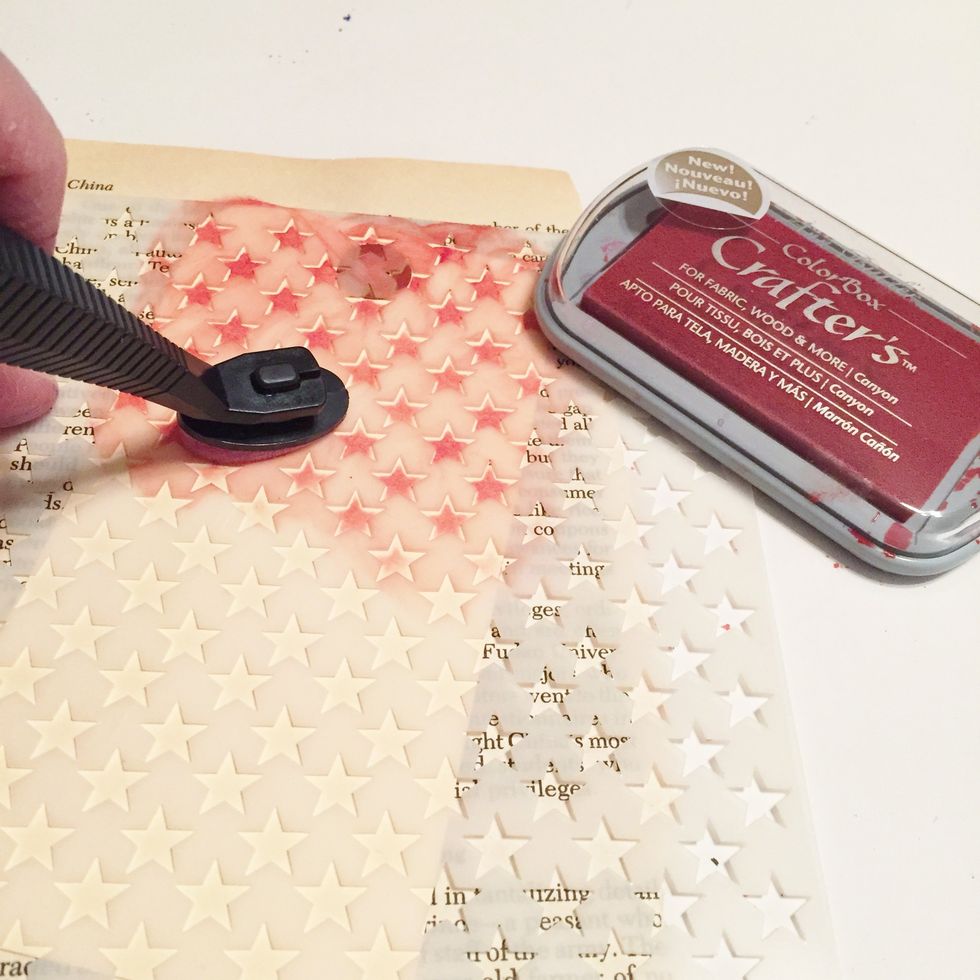 use Stars Art Screen and Canyon Ink applied using Stylus & Tips to add design to manila tag.