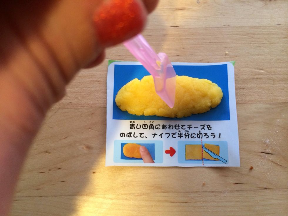 Use the cheese rolling mat that you cut from Package and try to roll cheese to size of blue guide