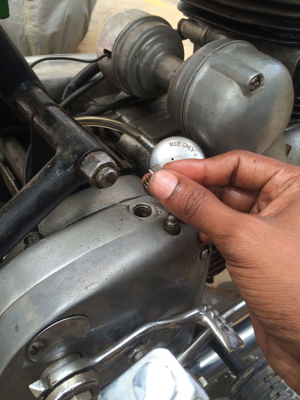 Use the cleaned lid bolt and close the filling lid hole