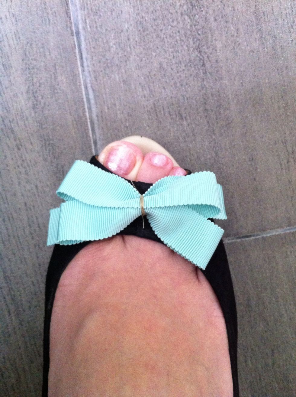 Use the double-faced tape to fix the ribbon on the shoe.