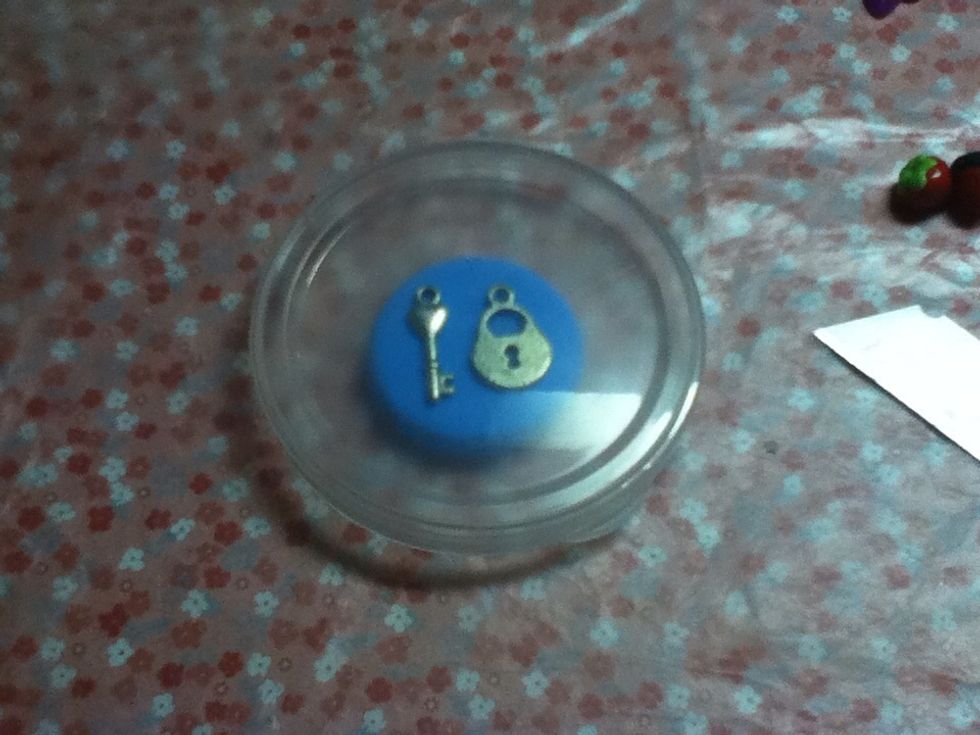 Use the lid again 2 press them down