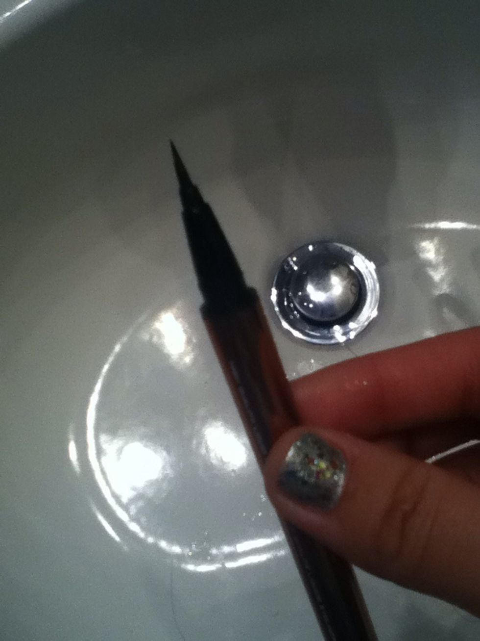 use the liquid eye liner