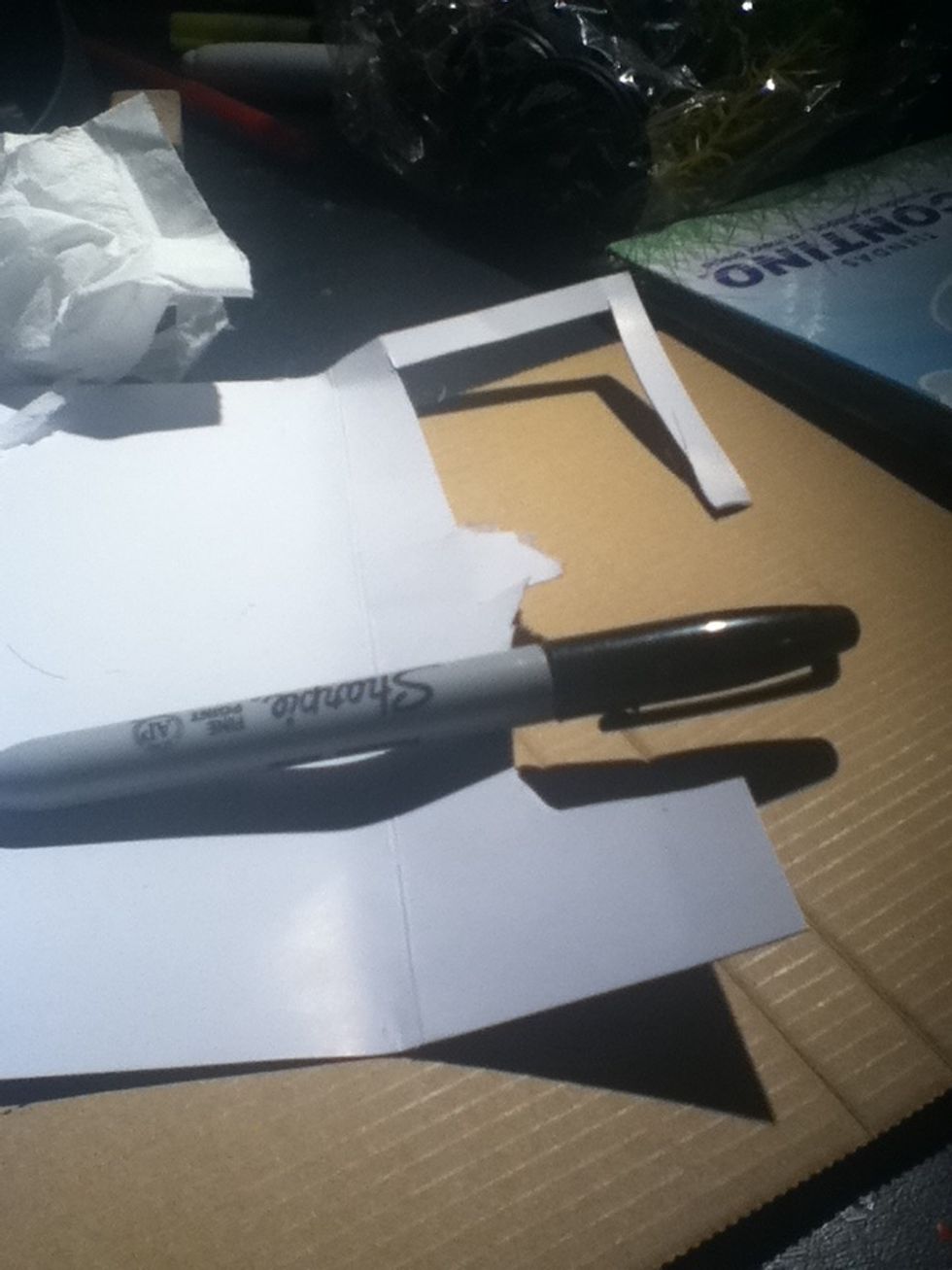 Use the permanent marker to make the tatoo on te paper