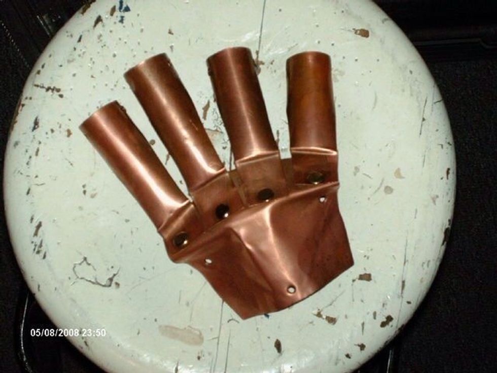 Use the rivets to hold the lower parts of the fingers to the backplate. The backplate can be bent to give it a rougher look, although some bends will be made "naturally" while wearing the armature.