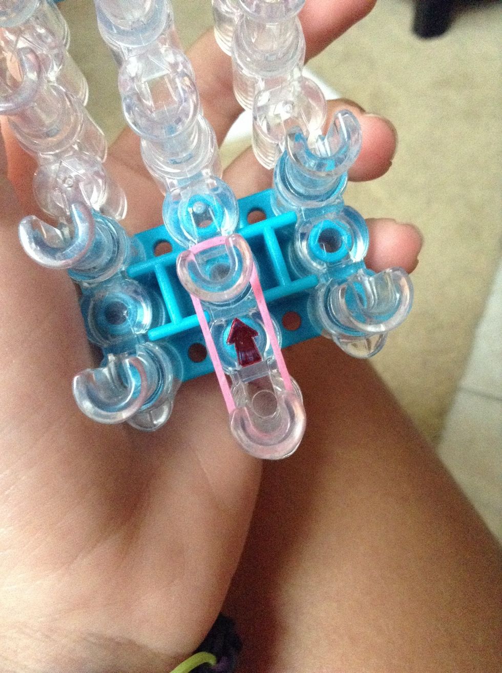 Use the same color as the rubber bands in the middle to make the extension. Make the rubber bands straight up in the middle row of the loom.