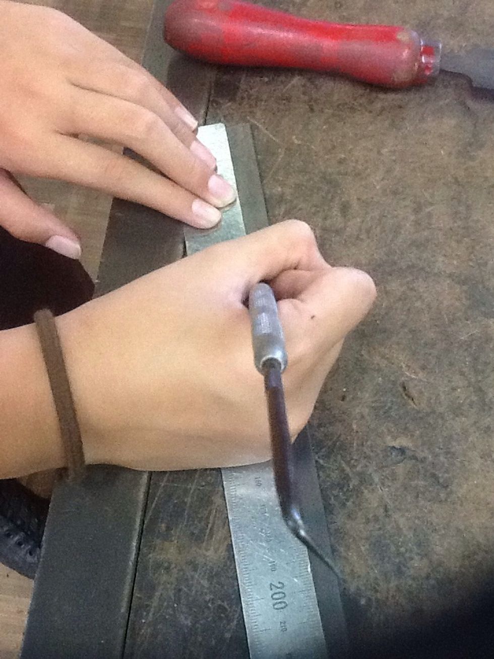 Use the scribe and mark 2cm from the end of the flatbar.