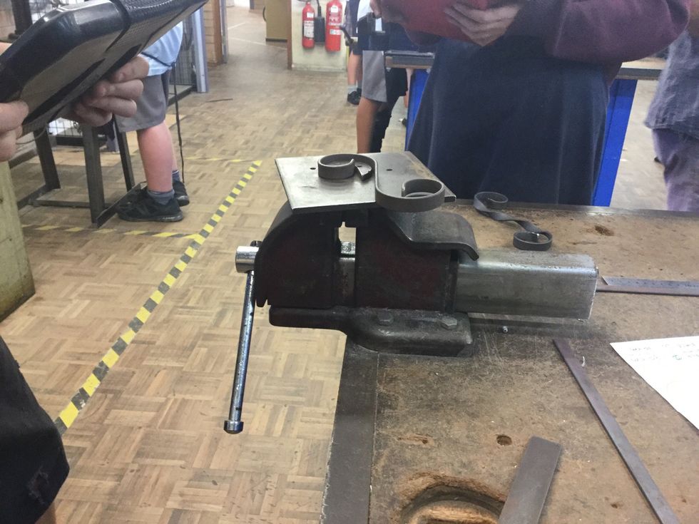 Use the scroll plate to scroll both sides of the fourth piece