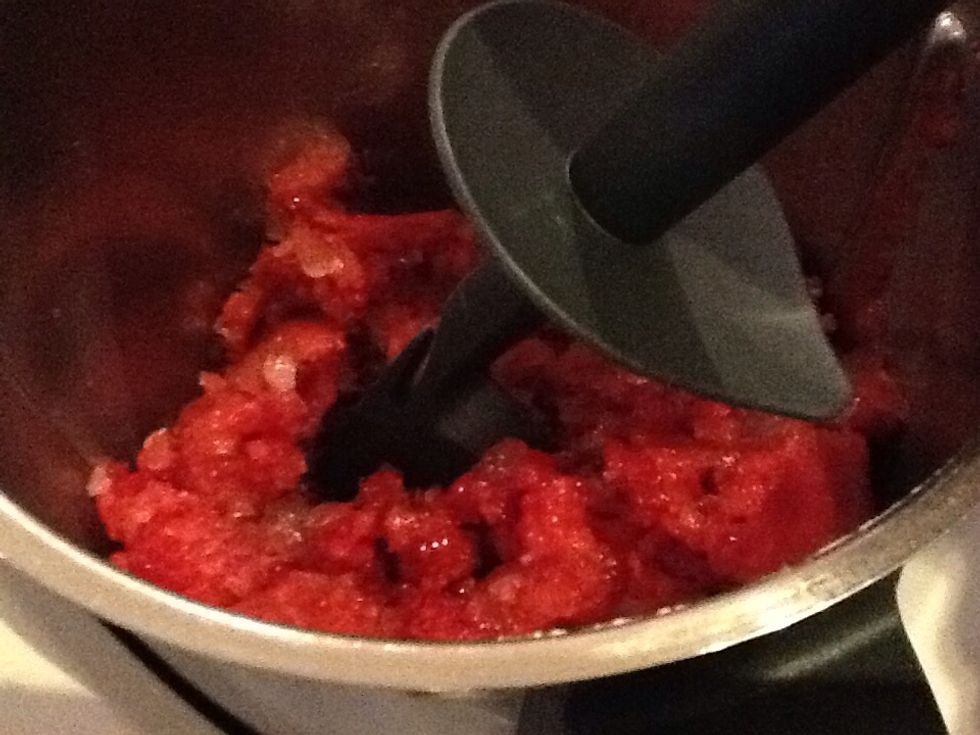 Use the spatula to assist the incorporation of the ingredients.