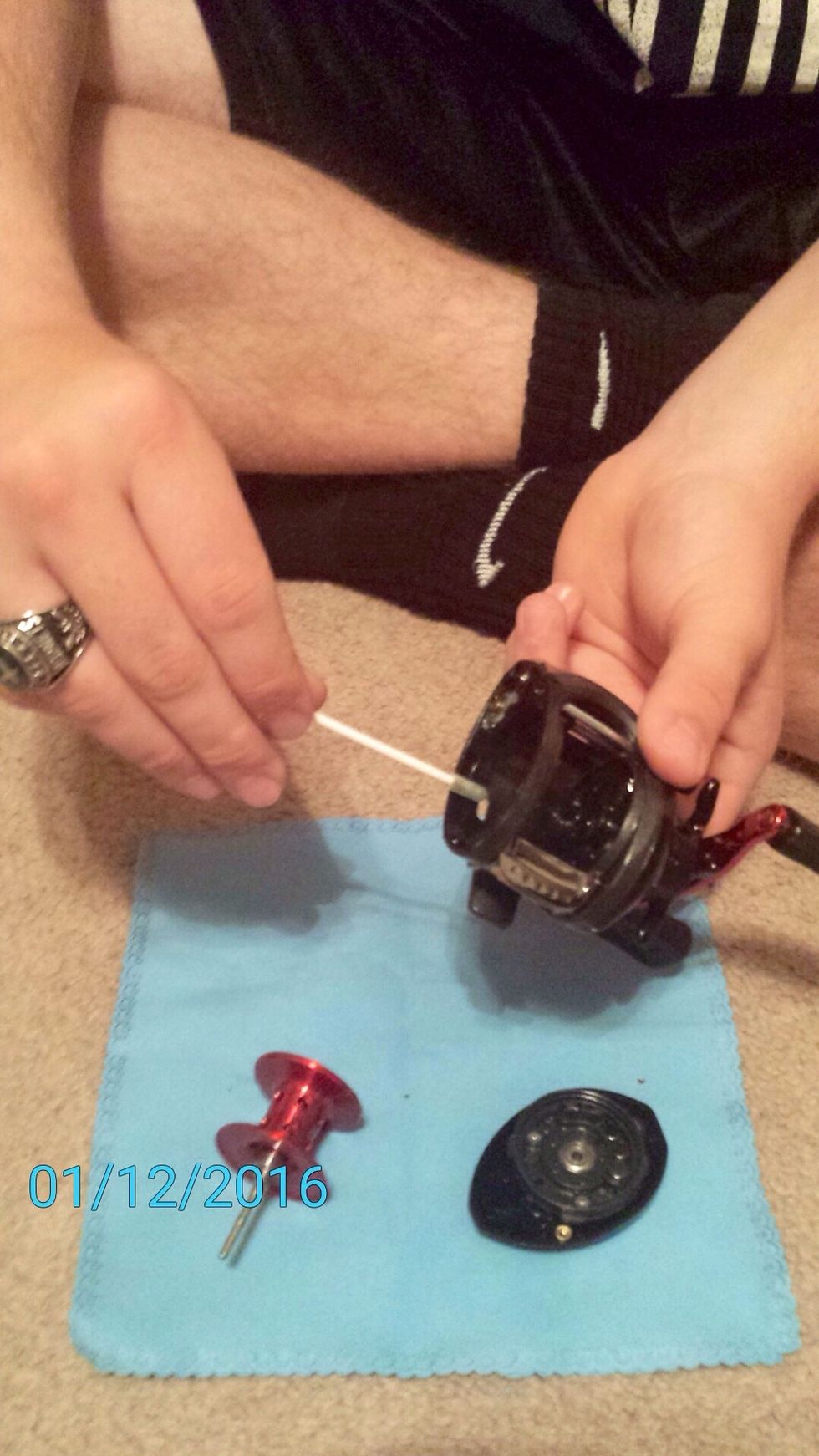 Use the swabs to clean the reel parts as needed.