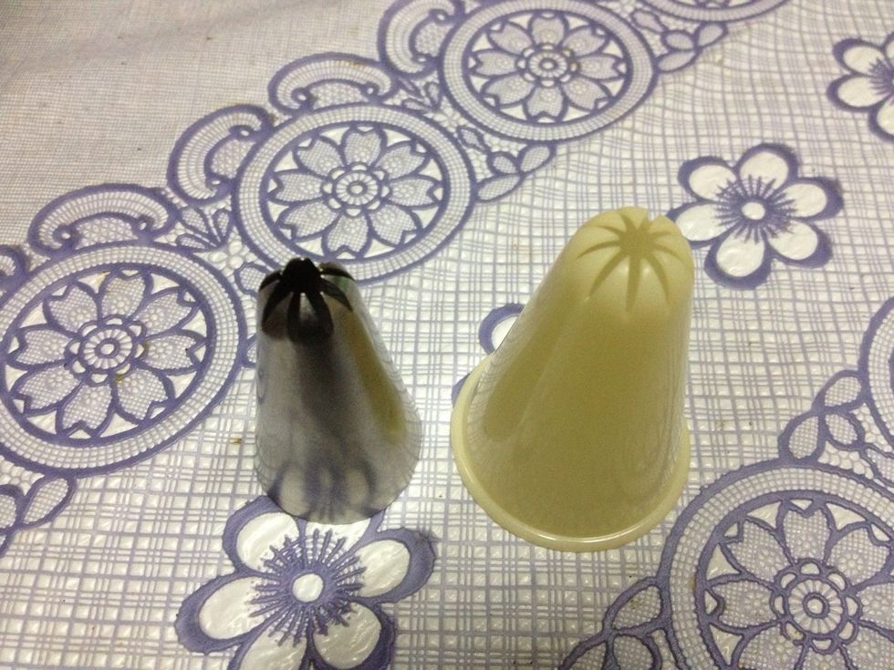 Use these kind of nozzle to create a dahlia shape. U can use either metal or plastic ones. Results are the same.
