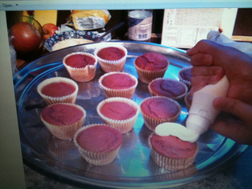 Use to decorate the first 4 cupcakes then fill up again to do the rest.