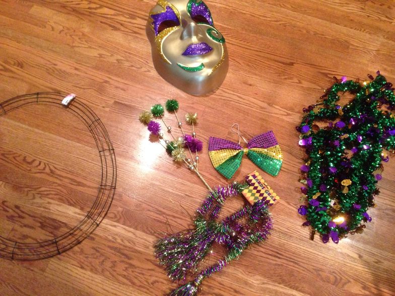 How to make an extreme mardi gras wreath so easily - B+C Guides