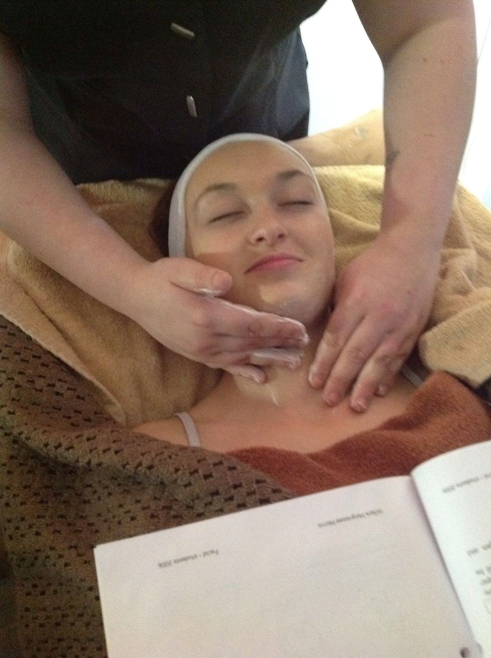 Using 4 pumps of soothing cleanser warm in hands. Start at the left side of the neck and perform light upward alternating effleurage strokes moving over to the right side and back again
