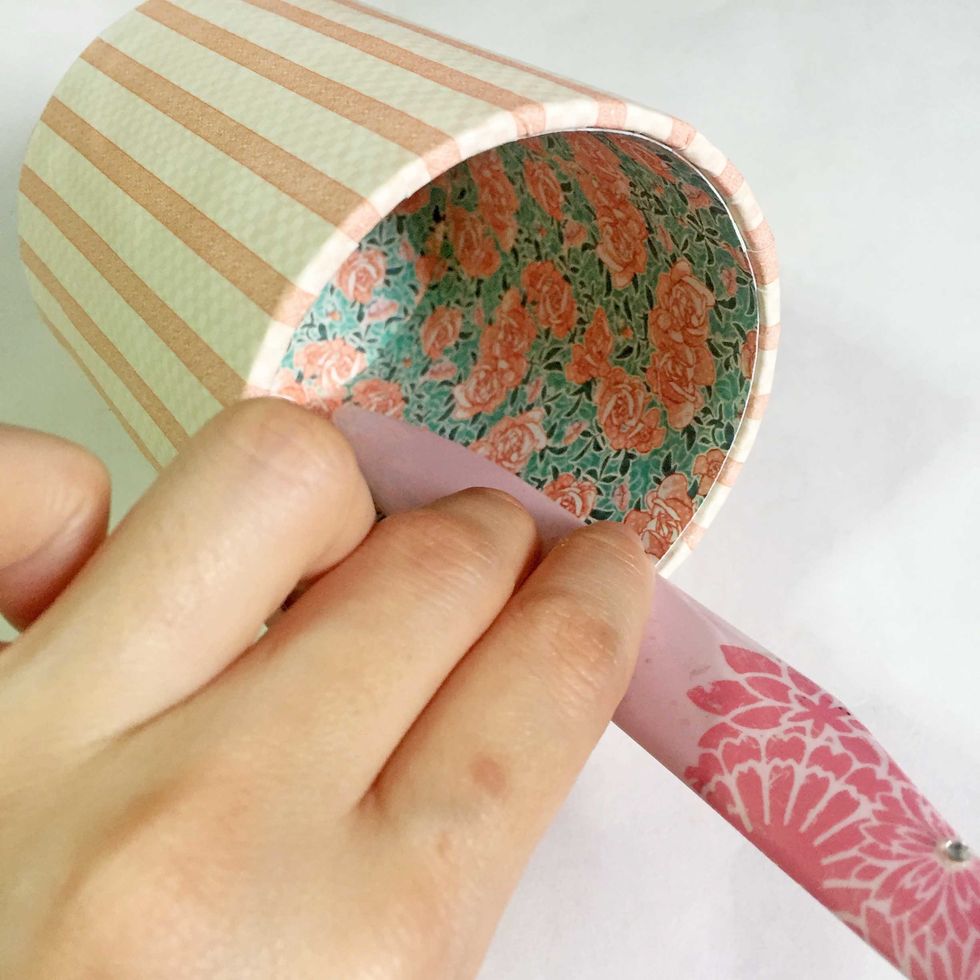 Using a bone folder, give the surface a good burnish. And the body of the jar is completed.