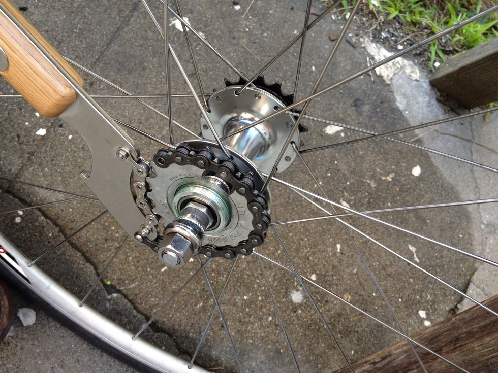 Using a chain whip, tighten the cog firmly onto the hub. No excessive force, just nice & tight.