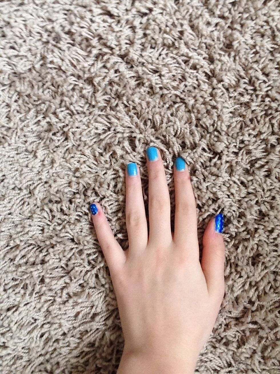 Using a dotting tool, put light blue dots on the dark fingers