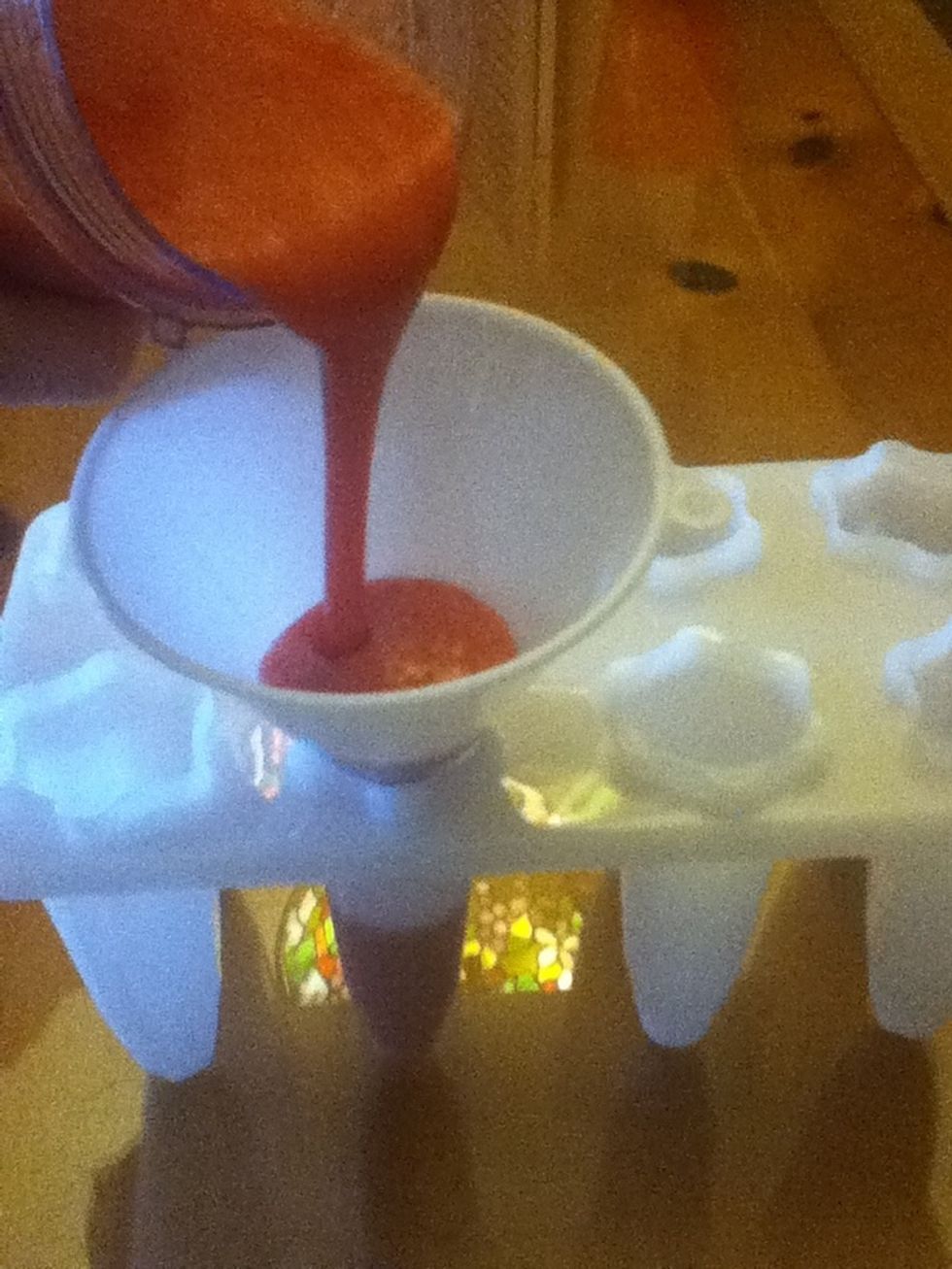 Using a funnel, pour the smoothie into 4 Popsicle molds.