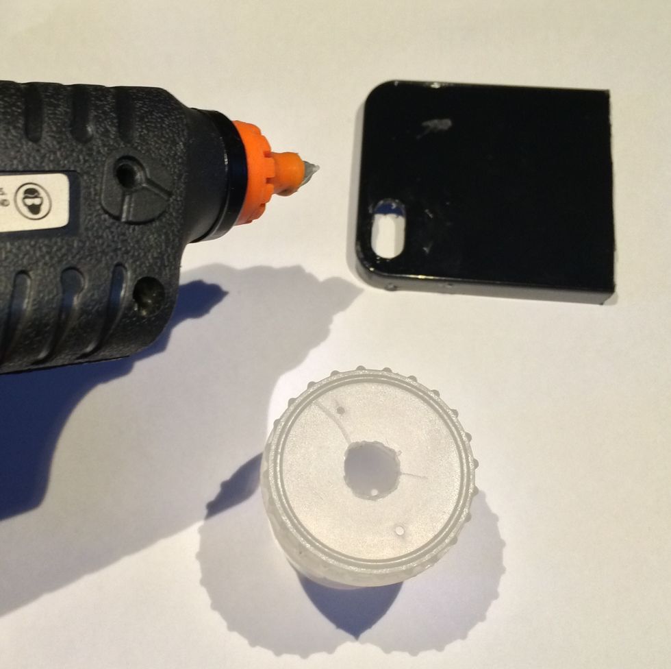 Using a glue gun , glue the eyepiece case to the phone case