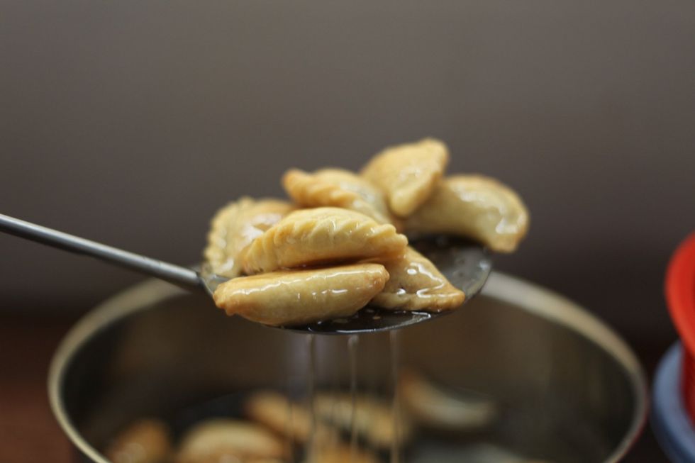 Using a holy (not the blessed holy but a holy one ahahaha). I'm sure it has a special name but this amateur kitchen prefers the name: holy spoon