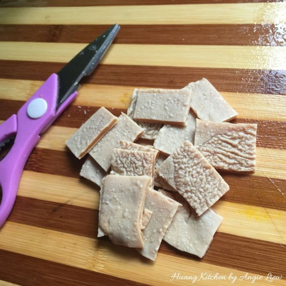 Using a pair of scissors, cut into thick slices and set aside.