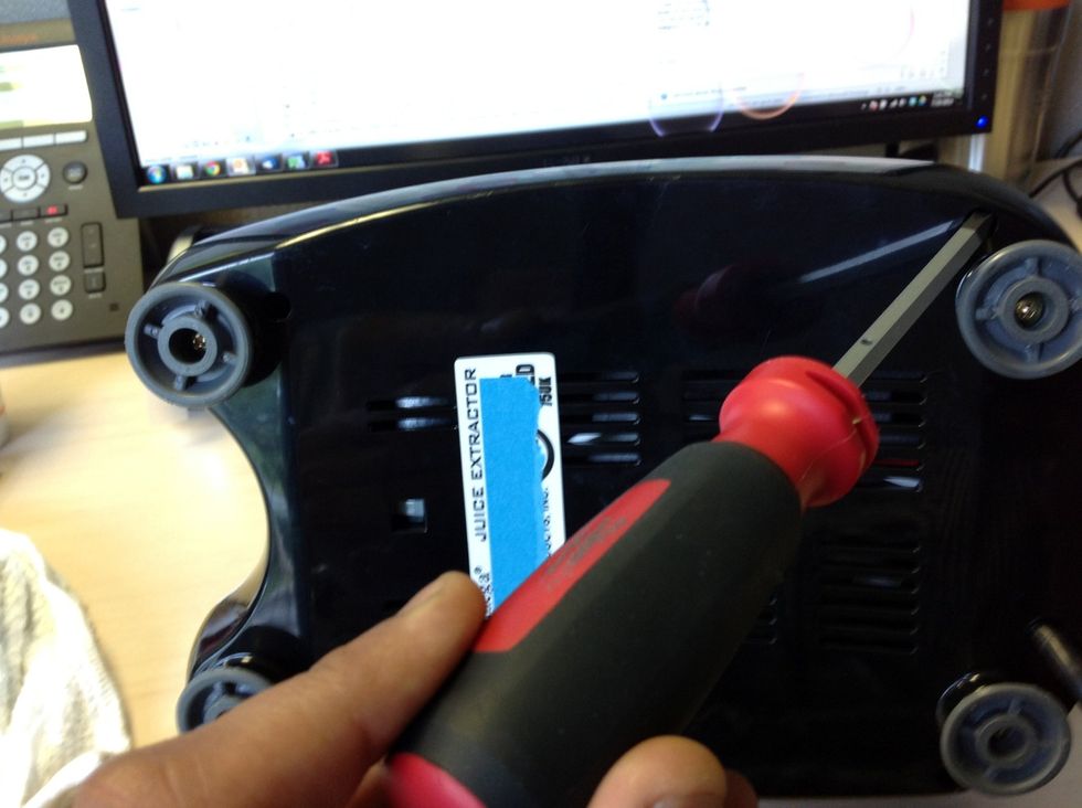 USING A PHILIPS SCREWDRIVER, PLEASE REMOVE THE 4 SCREWS LOCATED ON THE BASE OF THE UNIT. THEY ARE LOCATED NEXT TO EACH OF THE RUBBER BASE FEET. PLEASE DO NOT REMOVE BASE FEET SCREWS.