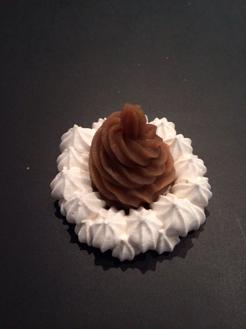 Using a piping bag and a star tip, make a first swirl as a base for the tree