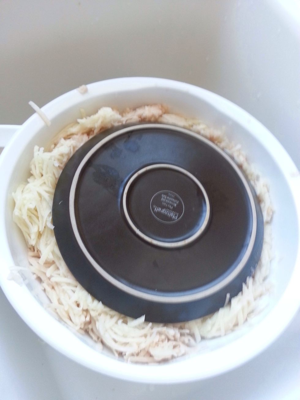 Using a plate, press out the excess starch.