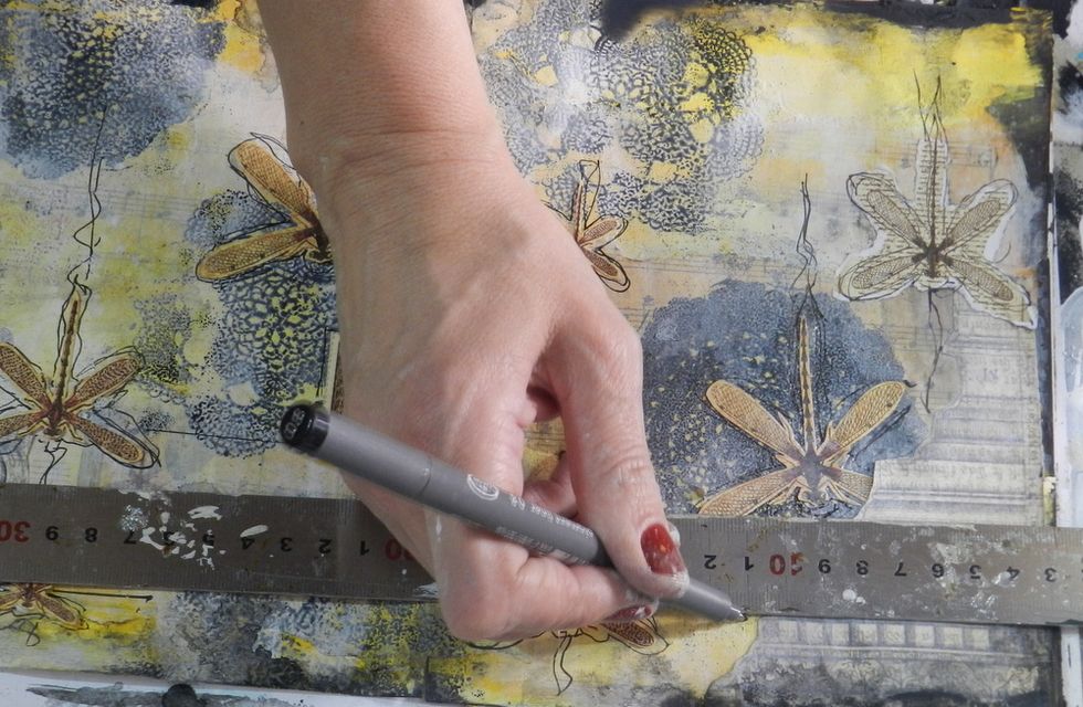 Using a ruler, you must draw lines leaving the details of the columns (as in architectural design)