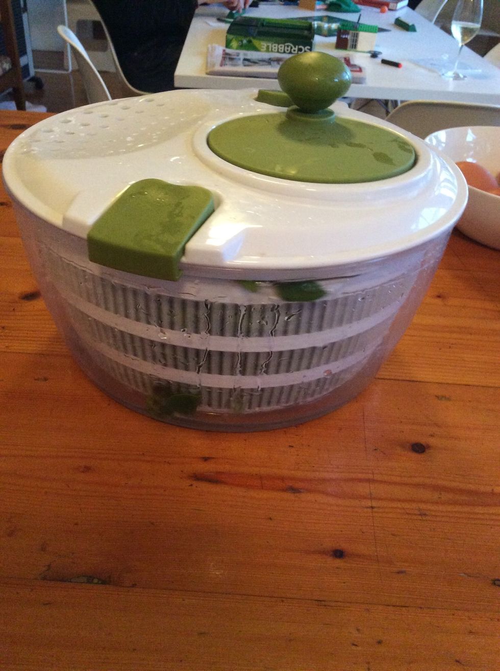 Using a salad spinner or tea towel, dry the spinach completely to ensure that no liquid remains on the leaves.