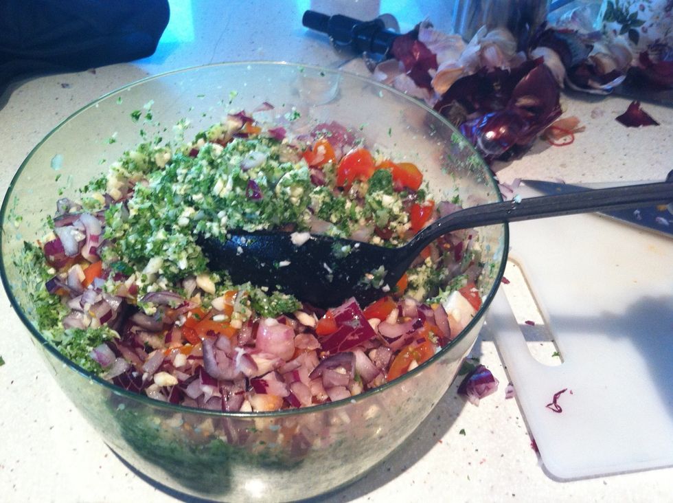 Using a salad spoon, toss the ingredients together so that everything is spread more or less evenly. Try to make sure everything has a good coating of lemon juice.