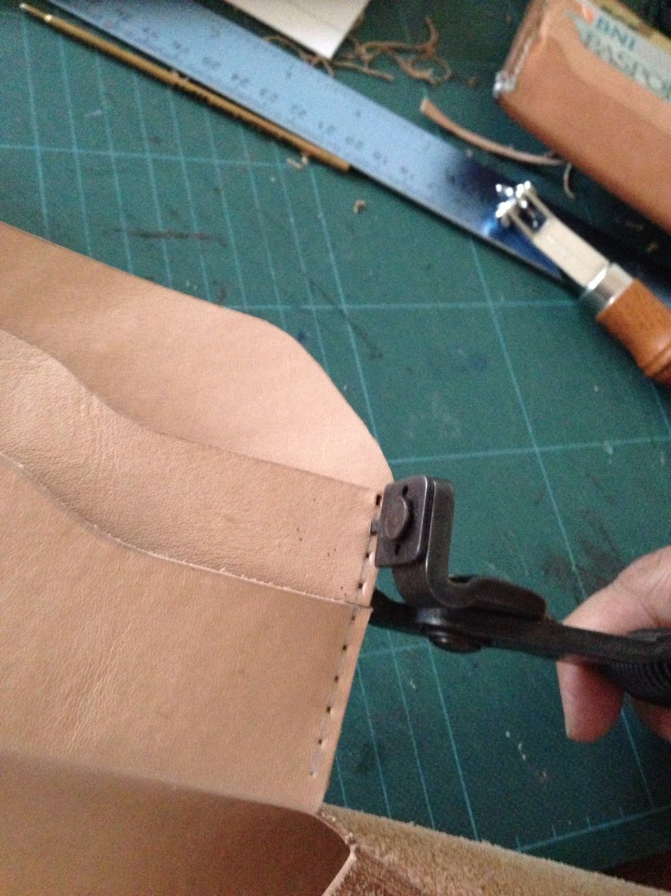 Using a stitching hole plier punch the hole on each mark, carefull to punch the hole within the line