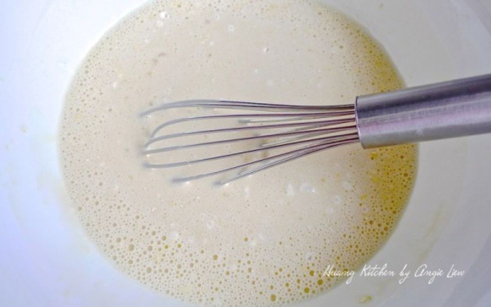 Using a whisk, mix thoroughly the dry and the wet ingredients.